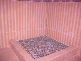 Совмещённая ванная комната - из пластика с поддоном из плитки вместо ванны.