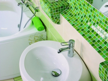 Зеленая плитка в интерьере ванной комнаты